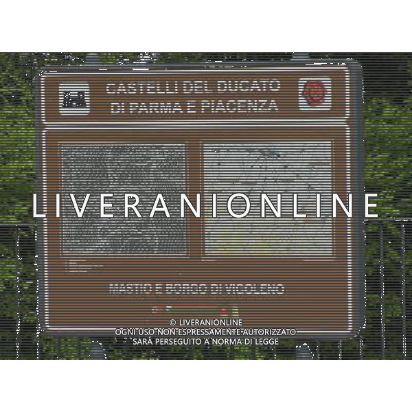 Il castello di Vigoleno  un imponente complesso fortificato della provincia di Piacenza sul confine con quella di Parma, nel comune di Vernasca AG ALDO LIVERANI *** Local Caption *** Il castello di Vigoleno  un imponente complesso fortificato della provincia di Piacenza sul confine con quella di Parma, nel comune di Vernasca