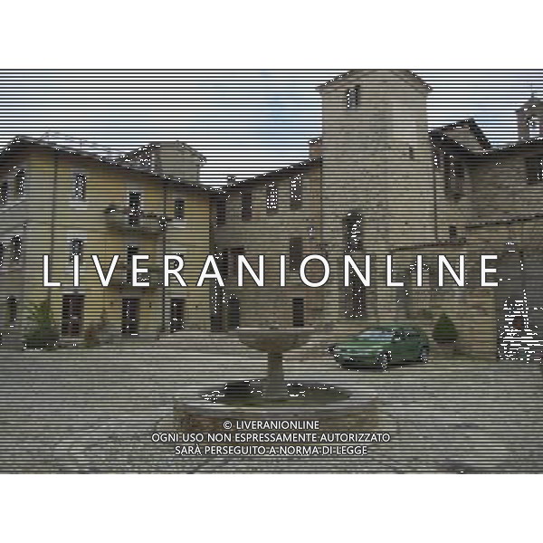 Il castello di Vigoleno  un imponente complesso fortificato della provincia di Piacenza sul confine con quella di Parma, nel comune di Vernasca AG ALDO LIVERANI *** Local Caption *** Il castello di Vigoleno  un imponente complesso fortificato della provincia di Piacenza sul confine con quella di Parma, nel comune di Vernasca