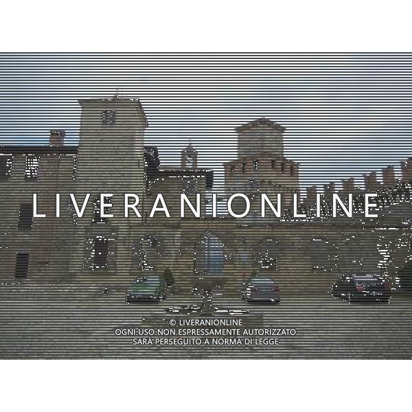 Il castello di Vigoleno  un imponente complesso fortificato della provincia di Piacenza sul confine con quella di Parma, nel comune di Vernasca AG ALDO LIVERANI *** Local Caption *** Il castello di Vigoleno  un imponente complesso fortificato della provincia di Piacenza sul confine con quella di Parma, nel comune di Vernasca