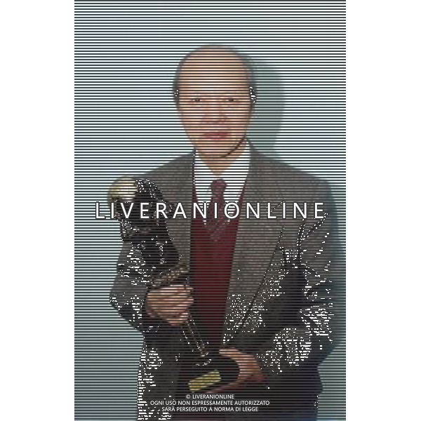 (120624) -- BEIJING, June 24, 2012 () -- The file photo taken in 1995 shows renowned Chinese mathematician and educationist Gu Chaohao receiving an education award. Gu died of illness at the age of 87 in Shanghai, east China, June 24, 2012. ()(mcg) AG ALDO LIVERANI S A S ONLY ITALY