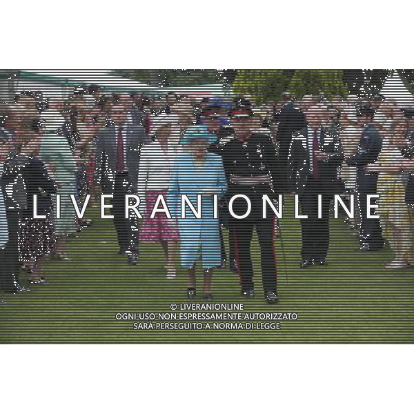 THE QUEEN AND PRINCE PHILIP ATTEND THE THREE COUNTIES DIAMOND JUBILEE RIVER PAGEANT AT THE HENLEY BUSINESS COLLEGE, NEAR HAMBLEDON, HENLEY ON THAMES, BUCKS. THE QUEEN ENJOYS A WALKABOUT /PHOTOSHOT/ ALDO LIVERANI SAS - ITALY ONLY -