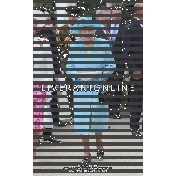 THE QUEEN AND PRINCE PHILIP ATTEND THE THREE COUNTIES DIAMOND JUBILEE RIVER PAGEANT AT THE HENLEY BUSINESS COLLEGE, NEAR HAMBLEDON, HENLEY ON THAMES, BUCKS. THE QUEEN ENJOYS A WALKABOUT /PHOTOSHOT/ ALDO LIVERANI SAS - ITALY ONLY -