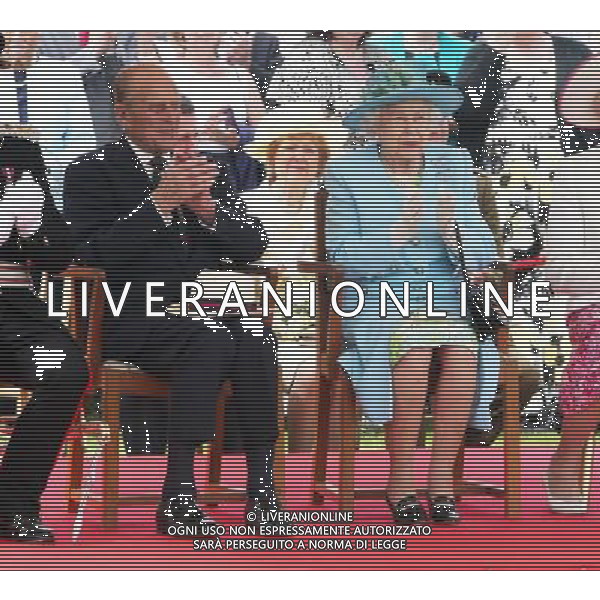 THE QUEEN AND PRINCE PHILIP ATTEND THE THREE COUNTIES DIAMOND JUBILEE RIVER PAGEANT AT THE HENLEY BUSINESS COLLEGE, NEAR HAMBLEDON, HENLEY ON THAMES, BUCKS. THE QUEEN AND PRINCE PHILIP WATCH THE RIVER PAGEANT /PHOTOSHOT/ ALDO LIVERANI SAS - ITALY ONLY -