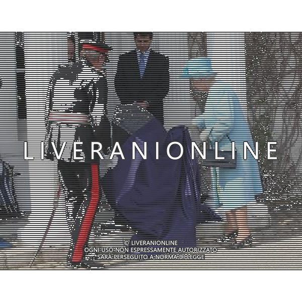 THE QUEEN AND PRINCE PHILIP ATTEND THE THREE COUNTIES DIAMOND JUBILEE RIVER PAGEANT AT THE HENLEY BUSINESS COLLEGE, NEAR HAMBLEDON, HENLEY ON THAMES, BUCKS. THE QUEEN UNVEILS A MEMORIAL PLAQUE /PHOTOSHOT/ ALDO LIVERANI SAS - ITALY ONLY -