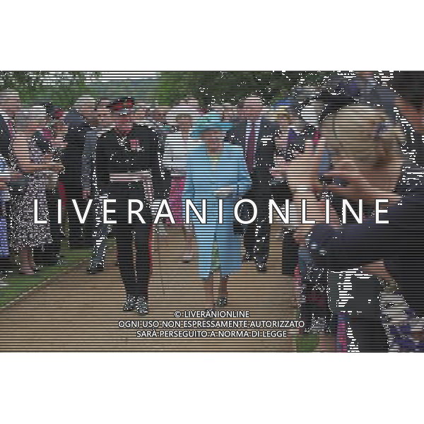 THE QUEEN AND PRINCE PHILIP ATTEND THE THREE COUNTIES DIAMOND JUBILEE RIVER PAGEANT AT THE HENLEY BUSINESS COLLEGE, NEAR HAMBLEDON, HENLEY ON THAMES, BUCKS. THE QUEEN ENJOYS A WALKABOUT /PHOTOSHOT/ ALDO LIVERANI SAS - ITALY ONLY -