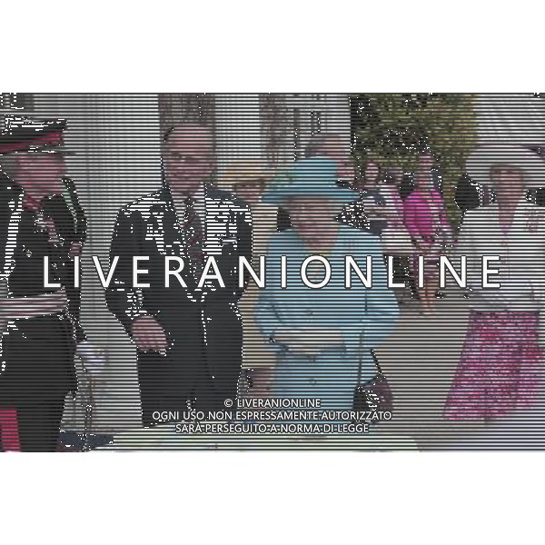 THE QUEEN AND PRINCE PHILIP ATTEND THE THREE COUNTIES DIAMOND JUBILEE RIVER PAGEANT AT THE HENLEY BUSINESS COLLEGE, NEAR HAMBLEDON, HENLEY ON THAMES, BUCKS. THE QUEEN CUTS A CAKE /PHOTOSHOT/ ALDO LIVERANI SAS - ITALY ONLY -