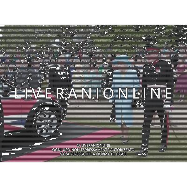 THE QUEEN AND PRINCE PHILIP ATTEND THE THREE COUNTIES DIAMOND JUBILEE RIVER PAGEANT AT THE HENLEY BUSINESS COLLEGE, NEAR HAMBLEDON, HENLEY ON THAMES, BUCKS. THE QUEEN LOOKS AT MINIS, FROM THE FACTORY IN OXFORD /PHOTOSHOT/ ALDO LIVERANI SAS - ITALY ONLY -
