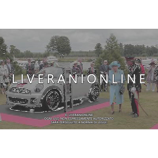 THE QUEEN AND PRINCE PHILIP ATTEND THE THREE COUNTIES DIAMOND JUBILEE RIVER PAGEANT AT THE HENLEY BUSINESS COLLEGE, NEAR HAMBLEDON, HENLEY ON THAMES, BUCKS. THE QUEEN LOOKS AT MINIS, FROM THE FACTORY IN OXFORD /PHOTOSHOT/ ALDO LIVERANI SAS - ITALY ONLY -