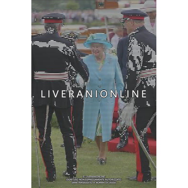 THE QUEEN AND PRINCE PHILIP ATTEND THE THREE COUNTIES DIAMOND JUBILEE RIVER PAGEANT AT THE HENLEY BUSINESS COLLEGE, NEAR HAMBLEDON, HENLEY ON THAMES, BUCKS. THE QUEEN AND PRINCE PHILIP DISEMBARK FROM THE BOAT ALASKA /PHOTOSHOT/ ALDO LIVERANI SAS - ITALY ONLY -