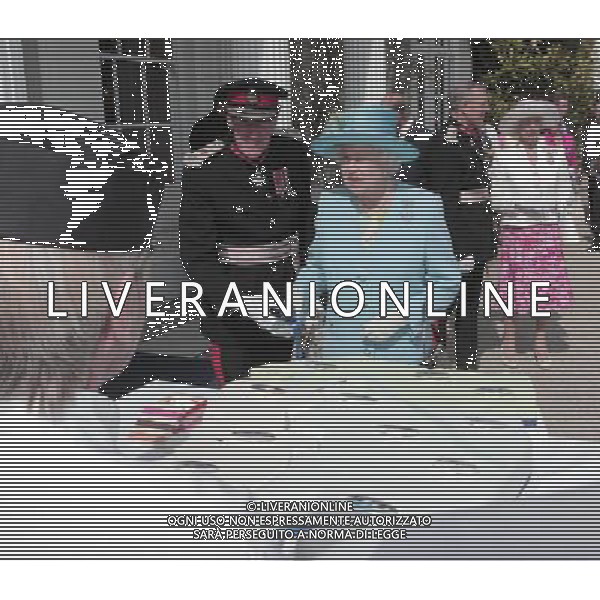 THE QUEEN AND PRINCE PHILIP ATTEND THE THREE COUNTIES DIAMOND JUBILEE RIVER PAGEANT AT THE HENLEY BUSINESS COLLEGE, NEAR HAMBLEDON, HENLEY ON THAMES, BUCKS. THE QUEEN CUTS A CAKE /PHOTOSHOT/ ALDO LIVERANI SAS - ITALY ONLY -