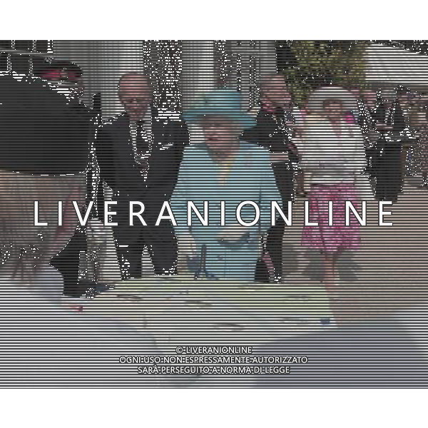 THE QUEEN AND PRINCE PHILIP ATTEND THE THREE COUNTIES DIAMOND JUBILEE RIVER PAGEANT AT THE HENLEY BUSINESS COLLEGE, NEAR HAMBLEDON, HENLEY ON THAMES, BUCKS. THE QUEEN CUTS A CAKE /PHOTOSHOT/ ALDO LIVERANI SAS - ITALY ONLY -