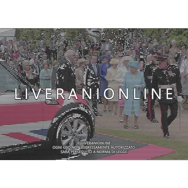 THE QUEEN AND PRINCE PHILIP ATTEND THE THREE COUNTIES DIAMOND JUBILEE RIVER PAGEANT AT THE HENLEY BUSINESS COLLEGE, NEAR HAMBLEDON, HENLEY ON THAMES, BUCKS. THE QUEEN LOOKS AT MINIS, FROM THE FACTORY IN OXFORD /PHOTOSHOT/ ALDO LIVERANI SAS - ITALY ONLY -