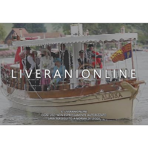 THE QUEEN AND PRINCE PHILIP ATTEND THE THREE COUNTIES DIAMOND JUBILEE RIVER PAGEANT AT THE HENLEY BUSINESS COLLEGE, NEAR HAMBLEDON, HENLEY ON THAMES, BUCKS. THE QUEEN AND PRINCE PHILIP ARRIVE ON THE BOAT ALASKA /PHOTOSHOT/ ALDO LIVERANI SAS - ITALY ONLY -