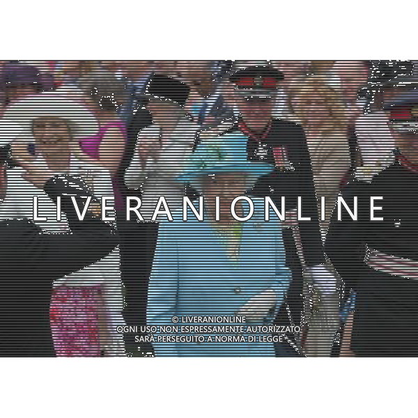 THE QUEEN AND PRINCE PHILIP ATTEND THE THREE COUNTIES DIAMOND JUBILEE RIVER PAGEANT AT THE HENLEY BUSINESS COLLEGE, NEAR HAMBLEDON, HENLEY ON THAMES, BUCKS. THE QUEEN ENJOYS A WALKABOUT /PHOTOSHOT/ ALDO LIVERANI SAS - ITALY ONLY -