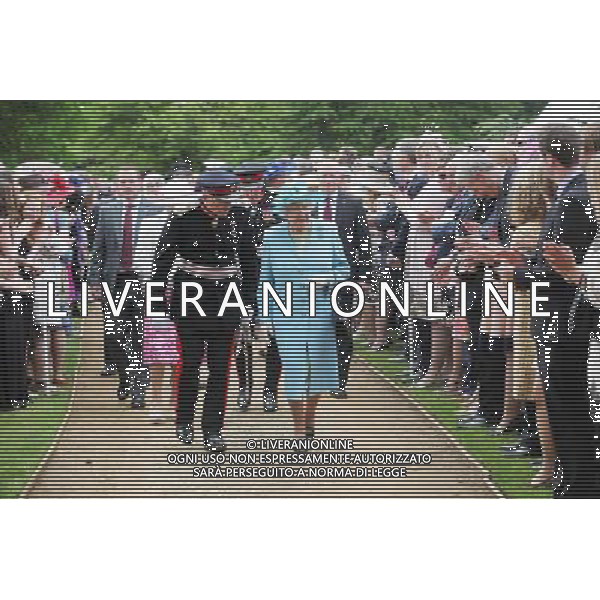 THE QUEEN AND PRINCE PHILIP ATTEND THE THREE COUNTIES DIAMOND JUBILEE RIVER PAGEANT AT THE HENLEY BUSINESS COLLEGE, NEAR HAMBLEDON, HENLEY ON THAMES, BUCKS. THE QUEEN ENJOYS A WALKABOUT /PHOTOSHOT/ ALDO LIVERANI SAS - ITALY ONLY -