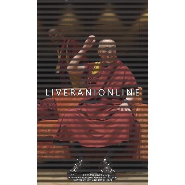 MILANO 26/6/2012 IL DALAI LAMA INCONTRA I GIOVANI AL TEATRO DAL VERME FOTO ROMANO/AG ALDO LIVERANI