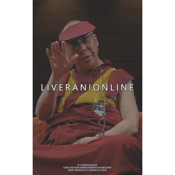 MILANO 26/6/2012 IL DALAI LAMA INCONTRA I GIOVANI AL TEATRO DAL VERME FOTO ROMANO/AG ALDO LIVERANI
