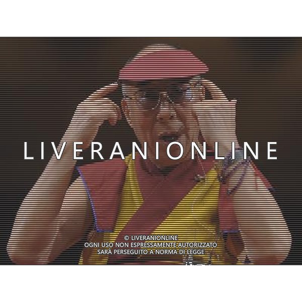 MILANO 26/6/2012 IL DALAI LAMA INCONTRA I GIOVANI AL TEATRO DAL VERME FOTO ROMANO/AG ALDO LIVERANI