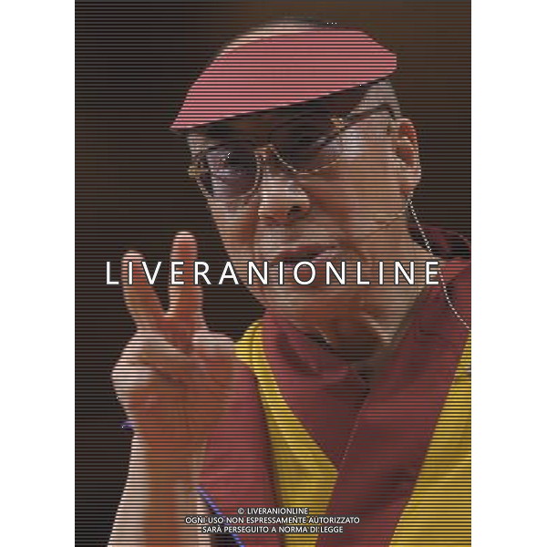 MILANO 26/6/2012 IL DALAI LAMA INCONTRA I GIOVANI AL TEATRO DAL VERME FOTO ROMANO/AG ALDO LIVERANI