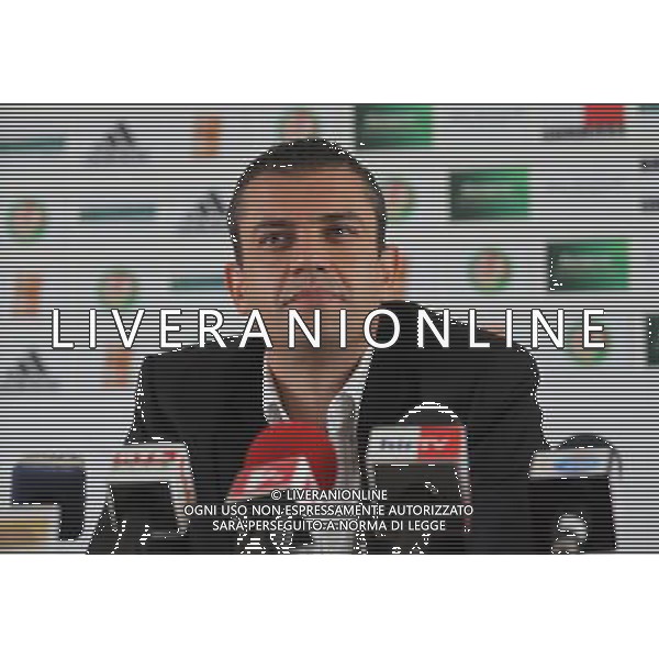 (120622) -- BUDAPEST, June 22, 2012 () -- Hungarian referee Viktor Kassai holds a press conference in Budapest, Hungary, on June 22, 2012. Kassai and his team were responsible for the goalline blunder in the England-Ukraine match at the UEFA Euro 2012 final tournament on June 19. (/Attila Volgyi) ©photoshot/AGENZIA ALDO LIVERANI SAS - ITALY ONLY - L\'Arbitro ungherese Viktor Kassai in conferenza stampa a Budapest, in Ungheria, il 22 giugno 2012. Kassai e il suo team erano responsabili dell\'errore per la linea di porta nella partita Inghilterra-Ucraina al torneo finale di UEFA Euro 2012 il 19 giugno. 