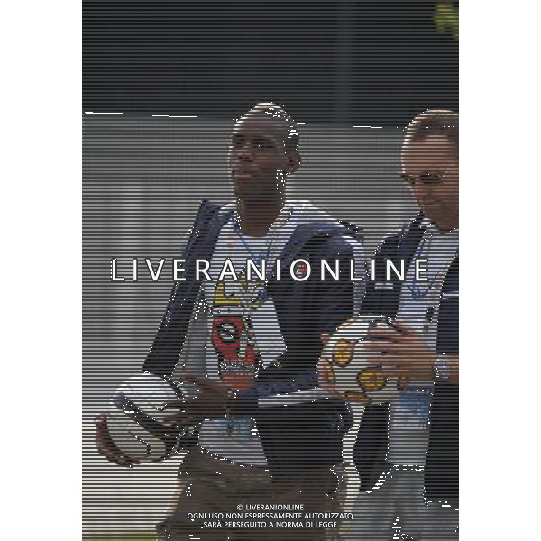 !!!UWAGA PAPARAZZI!!! BRAK ZGODY NA PUBLIKACJE. AUTOR NIE PONOSI ODPOWIEDZIALNOSCI ZA SKUTKI PRAWNE ZWIAZANE Z PUBLIKACJA. KRAKOW 26.06.2012 MLODSZY BRAT MARIO BALOTELLI ENOCH BALOTELII W CZASIE TRENINGU REPREZENTACJI WLOCHY PRZED STADIONIEM CRACOVIA KRAKOW KAPKOWAL Z OCHRONIARZEM. ZROBIL SOBIE TEZ PAMIATKOWE ZDJECIE Z POLICJA. NA SAM KONIEC UCIEKAL PRZED PAPARAZZI. N Z ENOCH BALOTELLI FOT. JAKUB GRUCA/ TOMASZ JAGODZINSKI/ NEWSPIX.PL --- Newspix.pl Little Brother Enoch BALOTELII Mario Balotelli during training REPRESENTATION FROM ITALY Cracovia Krakow stadium played ball with the bodyguard. DO a commemorative picture with the police. At the end I was running away from paparazzi. ENOCH BALOTELLI FRATELLO DI MARIO BALOTELLI GIOCA A CALCIO CON LA POLIZIA IN POLONIA NEL RITIRO DELL\'ITALIA PH.AG ALDO LIVERANI SAS - ITALY ONLY - *** Local Caption *** www.newspix.pl mail us: info@newspix.pl call us: 0048 022 23 22 222 --- Polish Picture Agency by Ringier Axel Springer Poland