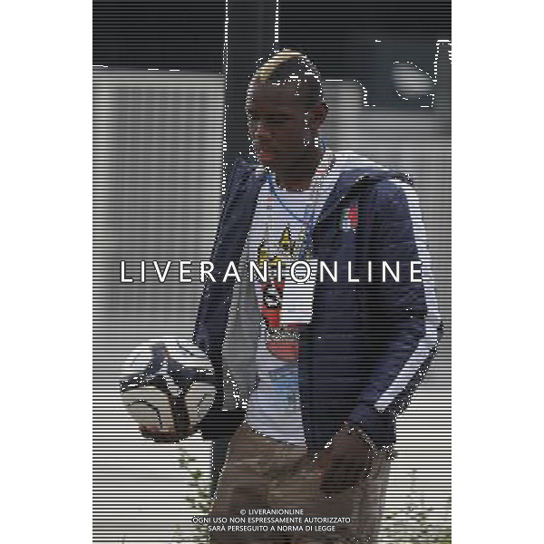 !!!UWAGA PAPARAZZI!!! BRAK ZGODY NA PUBLIKACJE. AUTOR NIE PONOSI ODPOWIEDZIALNOSCI ZA SKUTKI PRAWNE ZWIAZANE Z PUBLIKACJA. KRAKOW 26.06.2012 MLODSZY BRAT MARIO BALOTELLI ENOCH BALOTELII W CZASIE TRENINGU REPREZENTACJI WLOCHY PRZED STADIONIEM CRACOVIA KRAKOW KAPKOWAL Z OCHRONIARZEM. ZROBIL SOBIE TEZ PAMIATKOWE ZDJECIE Z POLICJA. NA SAM KONIEC UCIEKAL PRZED PAPARAZZI. N Z ENOCH BALOTELLI FOT. JAKUB GRUCA/ TOMASZ JAGODZINSKI/ NEWSPIX.PL --- Newspix.pl Little Brother Enoch BALOTELII Mario Balotelli during training REPRESENTATION FROM ITALY Cracovia Krakow stadium played ball with the bodyguard. DO a commemorative picture with the police. At the end I was running away from paparazzi. ENOCH BALOTELLI FRATELLO DI MARIO BALOTELLI GIOCA A CALCIO CON LA POLIZIA IN POLONIA NEL RITIRO DELL\'ITALIA PH.AG ALDO LIVERANI SAS - ITALY ONLY - *** Local Caption *** www.newspix.pl mail us: info@newspix.pl call us: 0048 022 23 22 222 --- Polish Picture Agency by Ringier Axel Springer Poland