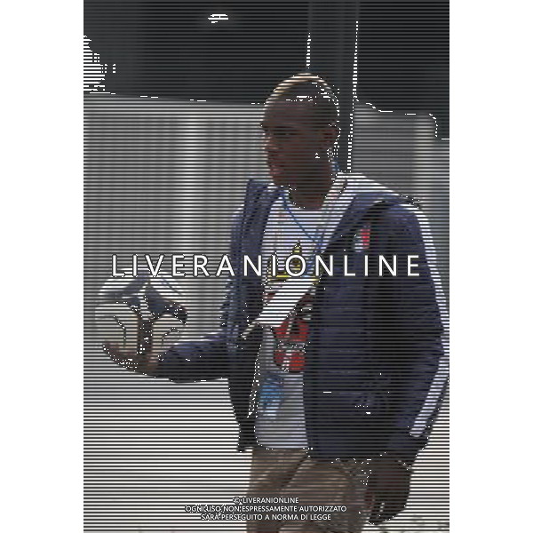 !!!UWAGA PAPARAZZI!!! BRAK ZGODY NA PUBLIKACJE. AUTOR NIE PONOSI ODPOWIEDZIALNOSCI ZA SKUTKI PRAWNE ZWIAZANE Z PUBLIKACJA. KRAKOW 26.06.2012 MLODSZY BRAT MARIO BALOTELLI ENOCH BALOTELII W CZASIE TRENINGU REPREZENTACJI WLOCHY PRZED STADIONIEM CRACOVIA KRAKOW KAPKOWAL Z OCHRONIARZEM. ZROBIL SOBIE TEZ PAMIATKOWE ZDJECIE Z POLICJA. NA SAM KONIEC UCIEKAL PRZED PAPARAZZI. N Z ENOCH BALOTELLI FOT. JAKUB GRUCA/ TOMASZ JAGODZINSKI/ NEWSPIX.PL --- Newspix.pl Little Brother Enoch BALOTELII Mario Balotelli during training REPRESENTATION FROM ITALY Cracovia Krakow stadium played ball with the bodyguard. DO a commemorative picture with the police. At the end I was running away from paparazzi. ENOCH BALOTELLI FRATELLO DI MARIO BALOTELLI GIOCA A CALCIO CON LA POLIZIA IN POLONIA NEL RITIRO DELL\'ITALIA PH.AG ALDO LIVERANI SAS - ITALY ONLY - *** Local Caption *** www.newspix.pl mail us: info@newspix.pl call us: 0048 022 23 22 222 --- Polish Picture Agency by Ringier Axel Springer Poland