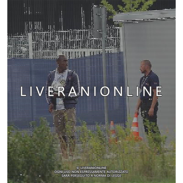 !!!UWAGA PAPARAZZI!!! BRAK ZGODY NA PUBLIKACJE. AUTOR NIE PONOSI ODPOWIEDZIALNOSCI ZA SKUTKI PRAWNE ZWIAZANE Z PUBLIKACJA. KRAKOW 26.06.2012 MLODSZY BRAT MARIO BALOTELLI ENOCH BALOTELII W CZASIE TRENINGU REPREZENTACJI WLOCHY PRZED STADIONIEM CRACOVIA KRAKOW KAPKOWAL Z OCHRONIARZEM. ZROBIL SOBIE TEZ PAMIATKOWE ZDJECIE Z POLICJA. NA SAM KONIEC UCIEKAL PRZED PAPARAZZI. N Z ENOCH BALOTELLI KAPKUJE Z FUNCKJONARIUSZEM OCHRONY FOT. JAKUB GRUCA/ TOMASZ JAGODZINSKI/ NEWSPIX.PL --- Newspix.pl Little Brother Enoch BALOTELII Mario Balotelli during training REPRESENTATION FROM ITALY Cracovia Krakow stadium played ball with the bodyguard. DO a commemorative picture with the police. At the end I was running away from paparazzi. ENOCH BALOTELLI FRATELLO DI MARIO BALOTELLI GIOCA A CALCIO CON LA POLIZIA IN POLONIA NEL RITIRO DELL\'ITALIA PH.AG ALDO LIVERANI SAS - ITALY ONLY - *** Local Caption *** www.newspix.pl mail us: info@newspix.pl call us: 0048 022 23 22 222 --- Polish Picture Agency by Ringier Axel Springer Poland