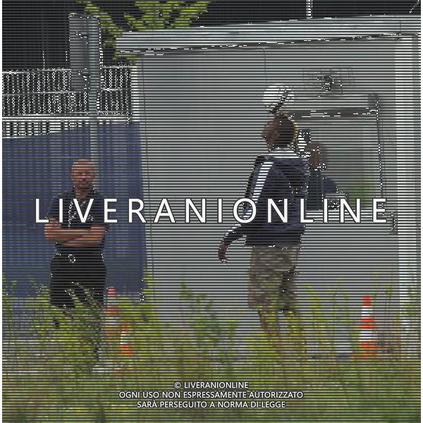 !!!UWAGA PAPARAZZI!!! BRAK ZGODY NA PUBLIKACJE. AUTOR NIE PONOSI ODPOWIEDZIALNOSCI ZA SKUTKI PRAWNE ZWIAZANE Z PUBLIKACJA. KRAKOW 26.06.2012 MLODSZY BRAT MARIO BALOTELLI ENOCH BALOTELII W CZASIE TRENINGU REPREZENTACJI WLOCHY PRZED STADIONIEM CRACOVIA KRAKOW KAPKOWAL Z OCHRONIARZEM. ZROBIL SOBIE TEZ PAMIATKOWE ZDJECIE Z POLICJA. NA SAM KONIEC UCIEKAL PRZED PAPARAZZI. N Z ENOCH BALOTELLI KAPKUJE Z FUNCKJONARIUSZEM OCHRONY FOT. JAKUB GRUCA/ TOMASZ JAGODZINSKI/ NEWSPIX.PL --- Newspix.pl Little Brother Enoch BALOTELII Mario Balotelli during training REPRESENTATION FROM ITALY Cracovia Krakow stadium played ball with the bodyguard. DO a commemorative picture with the police. At the end I was running away from paparazzi. ENOCH BALOTELLI FRATELLO DI MARIO BALOTELLI GIOCA A CALCIO CON LA POLIZIA IN POLONIA NEL RITIRO DELL\'ITALIA PH.AG ALDO LIVERANI SAS - ITALY ONLY - *** Local Caption *** www.newspix.pl mail us: info@newspix.pl call us: 0048 022 23 22 222 --- Polish Picture Agency by Ringier Axel Springer Poland