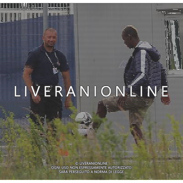 !!!UWAGA PAPARAZZI!!! BRAK ZGODY NA PUBLIKACJE. AUTOR NIE PONOSI ODPOWIEDZIALNOSCI ZA SKUTKI PRAWNE ZWIAZANE Z PUBLIKACJA. KRAKOW 26.06.2012 MLODSZY BRAT MARIO BALOTELLI ENOCH BALOTELII W CZASIE TRENINGU REPREZENTACJI WLOCHY PRZED STADIONIEM CRACOVIA KRAKOW KAPKOWAL Z OCHRONIARZEM. ZROBIL SOBIE TEZ PAMIATKOWE ZDJECIE Z POLICJA. NA SAM KONIEC UCIEKAL PRZED PAPARAZZI. N Z ENOCH BALOTELLI KAPKUJE Z FUNCKJONARIUSZEM OCHRONY FOT. JAKUB GRUCA/ TOMASZ JAGODZINSKI/ NEWSPIX.PL --- Newspix.pl Little Brother Enoch BALOTELII Mario Balotelli during training REPRESENTATION FROM ITALY Cracovia Krakow stadium played ball with the bodyguard. DO a commemorative picture with the police. At the end I was running away from paparazzi. ENOCH BALOTELLI FRATELLO DI MARIO BALOTELLI GIOCA A CALCIO CON LA POLIZIA IN POLONIA NEL RITIRO DELL\'ITALIA PH.AG ALDO LIVERANI SAS - ITALY ONLY - *** Local Caption *** www.newspix.pl mail us: info@newspix.pl call us: 0048 022 23 22 222 --- Polish Picture Agency by Ringier Axel Springer Poland