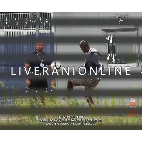 !!!UWAGA PAPARAZZI!!! BRAK ZGODY NA PUBLIKACJE. AUTOR NIE PONOSI ODPOWIEDZIALNOSCI ZA SKUTKI PRAWNE ZWIAZANE Z PUBLIKACJA. KRAKOW 26.06.2012 MLODSZY BRAT MARIO BALOTELLI ENOCH BALOTELII W CZASIE TRENINGU REPREZENTACJI WLOCHY PRZED STADIONIEM CRACOVIA KRAKOW KAPKOWAL Z OCHRONIARZEM. ZROBIL SOBIE TEZ PAMIATKOWE ZDJECIE Z POLICJA. NA SAM KONIEC UCIEKAL PRZED PAPARAZZI. N Z ENOCH BALOTELLI KAPKUJE Z FUNCKJONARIUSZEM OCHRONY FOT. JAKUB GRUCA/ TOMASZ JAGODZINSKI/ NEWSPIX.PL --- Newspix.pl Little Brother Enoch BALOTELII Mario Balotelli during training REPRESENTATION FROM ITALY Cracovia Krakow stadium played ball with the bodyguard. DO a commemorative picture with the police. At the end I was running away from paparazzi. ENOCH BALOTELLI FRATELLO DI MARIO BALOTELLI GIOCA A CALCIO CON LA POLIZIA IN POLONIA NEL RITIRO DELL\'ITALIA PH.AG ALDO LIVERANI SAS - ITALY ONLY - *** Local Caption *** www.newspix.pl mail us: info@newspix.pl call us: 0048 022 23 22 222 --- Polish Picture Agency by Ringier Axel Springer Poland