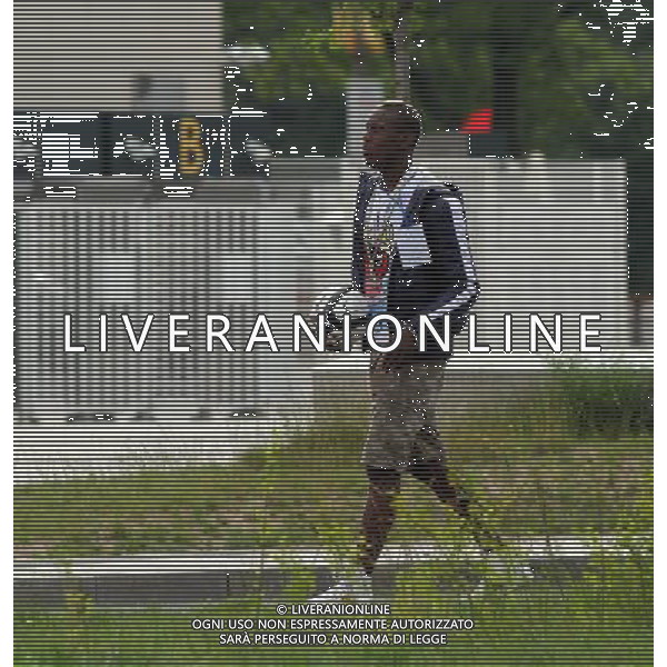 !!!UWAGA PAPARAZZI!!! BRAK ZGODY NA PUBLIKACJE. AUTOR NIE PONOSI ODPOWIEDZIALNOSCI ZA SKUTKI PRAWNE ZWIAZANE Z PUBLIKACJA. KRAKOW 26.06.2012 MLODSZY BRAT MARIO BALOTELLI ENOCH BALOTELII W CZASIE TRENINGU REPREZENTACJI WLOCHY PRZED STADIONIEM CRACOVIA KRAKOW KAPKOWAL Z OCHRONIARZEM. ZROBIL SOBIE TEZ PAMIATKOWE ZDJECIE Z POLICJA. NA SAM KONIEC UCIEKAL PRZED PAPARAZZI. N Z ENOCH BALOTELLI FOT. JAKUB GRUCA/ TOMASZ JAGODZINSKI/ NEWSPIX.PL --- Newspix.pl Little Brother Enoch BALOTELII Mario Balotelli during training REPRESENTATION FROM ITALY Cracovia Krakow stadium played ball with the bodyguard. DO a commemorative picture with the police. At the end I was running away from paparazzi. ENOCH BALOTELLI FRATELLO DI MARIO BALOTELLI GIOCA A CALCIO CON LA POLIZIA IN POLONIA NEL RITIRO DELL\'ITALIA PH.AG ALDO LIVERANI SAS - ITALY ONLY - *** Local Caption *** www.newspix.pl mail us: info@newspix.pl call us: 0048 022 23 22 222 --- Polish Picture Agency by Ringier Axel Springer Poland