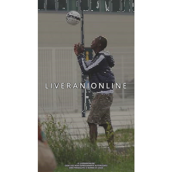 !!!UWAGA PAPARAZZI!!! BRAK ZGODY NA PUBLIKACJE. AUTOR NIE PONOSI ODPOWIEDZIALNOSCI ZA SKUTKI PRAWNE ZWIAZANE Z PUBLIKACJA. KRAKOW 26.06.2012 MLODSZY BRAT MARIO BALOTELLI ENOCH BALOTELII W CZASIE TRENINGU REPREZENTACJI WLOCHY PRZED STADIONIEM CRACOVIA KRAKOW KAPKOWAL Z OCHRONIARZEM. ZROBIL SOBIE TEZ PAMIATKOWE ZDJECIE Z POLICJA. NA SAM KONIEC UCIEKAL PRZED PAPARAZZI. N Z ENOCH BALOTELLI KAPKUJE Z FUNCKJONARIUSZEM OCHRONY FOT. JAKUB GRUCA/ TOMASZ JAGODZINSKI/ NEWSPIX.PL --- Newspix.pl Little Brother Enoch BALOTELII Mario Balotelli during training REPRESENTATION FROM ITALY Cracovia Krakow stadium played ball with the bodyguard. DO a commemorative picture with the police. At the end I was running away from paparazzi. ENOCH BALOTELLI FRATELLO DI MARIO BALOTELLI GIOCA A CALCIO CON LA POLIZIA IN POLONIA NEL RITIRO DELL\'ITALIA PH.AG ALDO LIVERANI SAS - ITALY ONLY - *** Local Caption *** www.newspix.pl mail us: info@newspix.pl call us: 0048 022 23 22 222 --- Polish Picture Agency by Ringier Axel Springer Poland