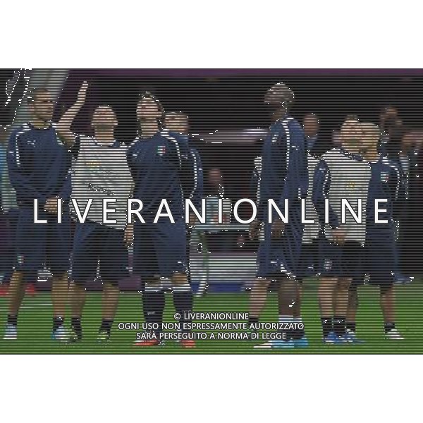 Campionati Europei UEFA 2012 Polonia/Ucraina Semifinale Varsavia (Polonia) - 27.06.2012 Allenamento Italia Nella Foto:montolivo cassano balotelli e giaccherini osservano il tetto mobile dello stadio /Ph.Vitez-Ag. Aldo Liverani