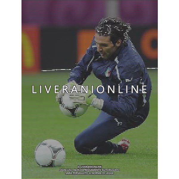 27.06.2012 WARSZAWA PILKA NOZNA KADRA REPREZENTACJA MISTRZOSTWA EUROPY W PILCE NOZNEJ EURO2012 POLSKA I UKRAINA FOOTBALL EUROPEAN CHAMPIONSHIPS UEFA EURO 2012 POLAND AND UKRAINE TRENING PRZED SPOTKANIEM NIEMCY - WLOCHY (TRAINING SESION BEFORE GERMANY VS. ITALY) TRENING REPREZENTACJI WLOCH N/Z GIANLUIGI BUFFON FOT LUKASZ LASKOWSKI / PRESSFOCUS NEWSPIXPL --- Newspix.pl /Agenzia Aldo Liverani Sas - ITALY ONLY - Allenamento Italia Campionati Europei UEFA 2012 Polonia/Ucraina Semifinale Varsavia (Polonia) - 27.06.2012 *** Local Caption *** www.newspix.pl mail us: info@newspix.pl call us: 0048 022 23 22 222 --- Polish Picture Agency by Ringier Axel Springer Poland