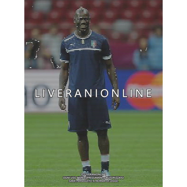 27.06.2012 WARSZAWA PILKA NOZNA KADRA REPREZENTACJA MISTRZOSTWA EUROPY W PILCE NOZNEJ EURO2012 POLSKA I UKRAINA FOOTBALL EUROPEAN CHAMPIONSHIPS UEFA EURO 2012 POLAND AND UKRAINE TRENING PRZED SPOTKANIEM NIEMCY - WLOCHY (TRAINING SESION BEFORE GERMANY VS. ITALY) TRENING REPREZENTACJI WLOCH N/Z MARIO BALOTELLI FOT LUKASZ LASKOWSKI / PRESSFOCUS NEWSPIXPL --- Newspix.pl /Agenzia Aldo Liverani Sas - ITALY ONLY - Allenamento Italia Campionati Europei UEFA 2012 Polonia/Ucraina Semifinale Varsavia (Polonia) - 27.06.2012 *** Local Caption *** www.newspix.pl mail us: info@newspix.pl call us: 0048 022 23 22 222 --- Polish Picture Agency by Ringier Axel Springer Poland