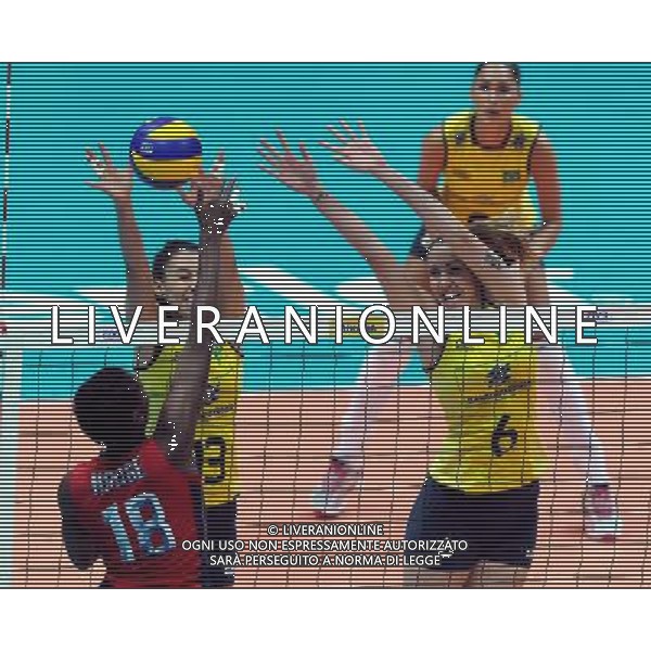 (120627) -- NINGBO, June 27, 2012 () -- Brazil\'s Sheilla (L) and Thaisa block the ball during the volleyball match against the U.S. at the women\'s World Grand Prix in Ningbo, east China\'s Zhejiang Province, June 27, 2012. The U.S. won 3-2. (/Xu Yu) (bxf) ©PHOTOSHOT/AG ALDO LIVERANI SAS - ITALY ONLY - 