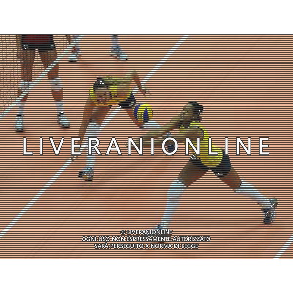 (120627) -- NINGBO, June 27, 2012 () -- Brazil\'s Adenizia (R) tries to save the ball during the volleyball match against the U.S. at the women\'s World Grand Prix in Ningbo, east China\'s Zhejiang Province, June 27, 2012. The U.S. won 3-2. (/Xu Yu) (bxf) ©PHOTOSHOT/AG ALDO LIVERANI SAS - ITALY ONLY - 