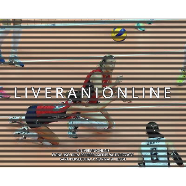 (120627) -- NINGBO, June 27, 2012 () -- Richards (L) of the U.S. tries to save the ball during the volleyball match against Brazil at the women\'s World Grand Prix in Ningbo, east China\'s Zhejiang Province, June 27, 2012. The U.S. won 3-2. (/Xu Yu) (bxf) ©PHOTOSHOT/AG ALDO LIVERANI SAS - ITALY ONLY - 