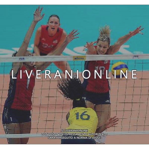 (120627) -- NINGBO, June 27, 2012 () -- A Brazilian player (Front) competes during the volleyball match against the U.S. at the women\'s World Grand Prix in Ningbo, east China\'s Zhejiang Province, June 27, 2012. The U.S. won 3-2. (/Xu Yu) (bxf) ©PHOTOSHOT/AG ALDO LIVERANI SAS - ITALY ONLY - 