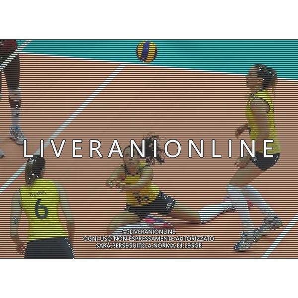 (120627) -- NINGBO, June 27, 2012 () -- Brazil\'s Sheilla (C) tries to save the ball during the volleyball match against the U.S. at the women\'s World Grand Prix in Ningbo, east China\'s Zhejiang Province, June 27, 2012. The U.S. won 3-2. (/Xu Yu) (bxf) ©PHOTOSHOT/AG ALDO LIVERANI SAS - ITALY ONLY - 