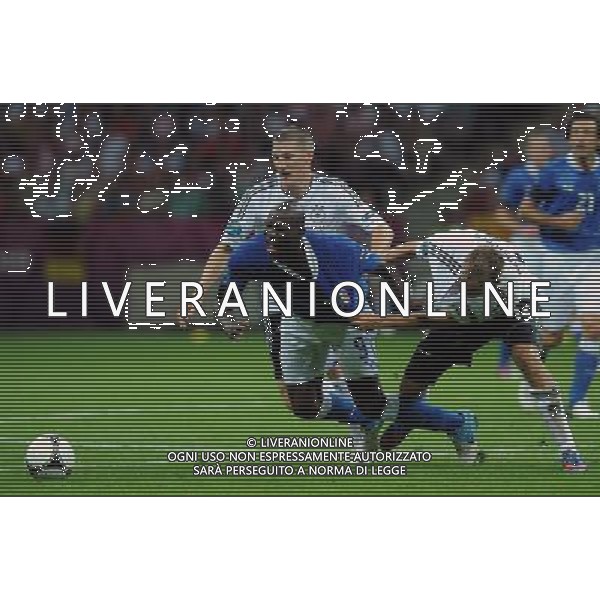 Campionati Europei UEFA 2012 Polonia/Ucraina Semifinale Varsavia (Polonia) - 28.06.2012 Germania-Italia Nella Foto:balotelli fermato da badstuber /Ph.Vitez-Ag. Aldo Liverani