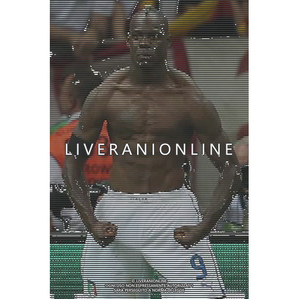 firo FuÃŸball,Fussball, EM Euro Europameisterschaft 28.06.2012 Halbfinale Semifinal M 30 Deutschland - Italien 1:2 Jubel nach seinem Tor zum 2:0 Mario Balotelli zieht sein Trikot aus Witz Humor Highlight $worldrightsEs gelten unsere AGB, einsehbar auf www.firosportphoto.de copyright by firo sportphoto: Coesfelder Str.207 48249 DÃ¼lmen www.firosportphoto.de mail@firosportphoto.de (V o l k s b a n k B o c h u m - W i t t e n ) BLZ.: 430 601 29 Kt. Nr.: 341 117 100 Tel:Â  02594 - 9916004 Fax:Â 02594 - 9916005 EUROPEI 2012 GERMANIA ITALIA AG ALDO LIVERANI SAS - ITALY ONLY -