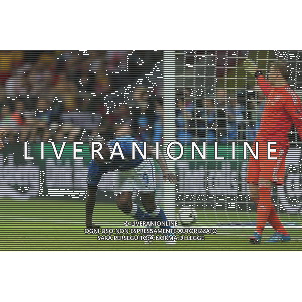 28.06.2012 - Gdansk , Poland . UEFA EURO 2012 . Mecz 1/2 Finalu Niemcy - Wlochy / match Germany - Italy / fussballspiell Deutschland - Italien . n/z. gol bramka goal tor 0:1 Mario Balotelli radosc . Fot. Tomasz Wantula / EDYTOR.net --- Newspix.pl EUROPEI 2012 GERMANIA ITALIA AG ALDO LIVERANI SAS - ITALY ONLY - *** Local Caption *** www.newspix.pl mail us: info@newspix.pl call us: 0048 022 23 22 222 --- Polish Picture Agency by Ringier Axel Springer Poland