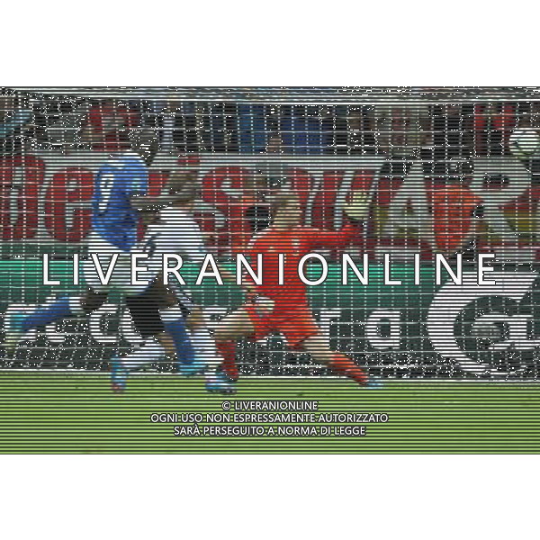 WARSZAWA 28/06/2012 STADION NARODOWY 2012 PILKA NOZNA EURO 2012 POLFINAL MECZ NIEMCY WLOCHY WARSAW NATIONAL STADIUM FOOTBALL EURO 2012 SEMI FINAL MATCH GERMANY ITALY N/Z (L) MARIO BALOTELLI MANUEL NEUER GOL BRAMKA FOTO KAMIL KRASZEWSKI APPA --- Newspix.pl EUROPEI 2012 GERMANIA ITALIA AG ALDO LIVERANI SAS - ITALY ONLY - *** Local Caption *** www.newspix.pl mail us: info@newspix.pl call us: 0048 022 23 22 222 --- Polish Picture Agency by Ringier Axel Springer Poland