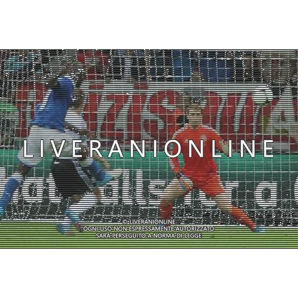 WARSZAWA 28/06/2012 STADION NARODOWY 2012 PILKA NOZNA EURO 2012 POLFINAL MECZ NIEMCY WLOCHY WARSAW NATIONAL STADIUM FOOTBALL EURO 2012 SEMI FINAL MATCH GERMANY ITALY N/Z (L) MARIO BALOTELLI MANUEL NEUER GOL BRAMKA FOTO KAMIL KRASZEWSKI APPA --- Newspix.pl EUROPEI 2012 GERMANIA ITALIA AG ALDO LIVERANI SAS - ITALY ONLY - *** Local Caption *** www.newspix.pl mail us: info@newspix.pl call us: 0048 022 23 22 222 --- Polish Picture Agency by Ringier Axel Springer Poland