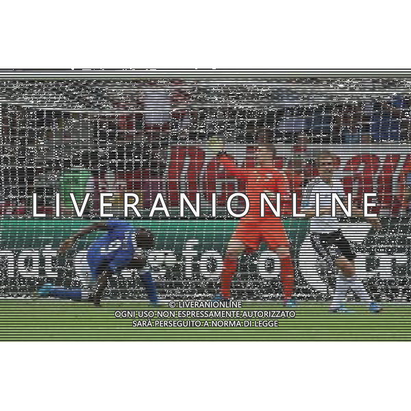 28.06.2012 WARSZAWA - STADION NARODOWY ( WARSZAWA POLAND NATIONAL STADIUM) PILKA NOZNA (FOOTBALL ) MISTRZOSTWA EUROPY W PILCE NOZNEJ UEFA EURO 2012 ( EUROPEAN CHAMPIONSHIPS UEFA EURO 2012 ) POLFINAL ( SEMI-FINALS ) MECZ NIEMCY - WLOCHY ( GAME GERMANY - ITALY ) NZ MARIO BALOTELLI (L) MANUEL NEUER (S) PHILLIPE LAHM (P) STRZAL BRAMKA GOL FOTO JAKUB PIASECKI/CYFRASPORT EUROPEI 2012 GERMANIA ITALIA AG ALDO LIVERANI SAS - ITALY ONLY - *** Local Caption *** www.newspix.pl mail us: info@newspix.pl call us: 0048 022 23 22 222 --- Polish Picture Agency by Ringier Axel Springer Poland