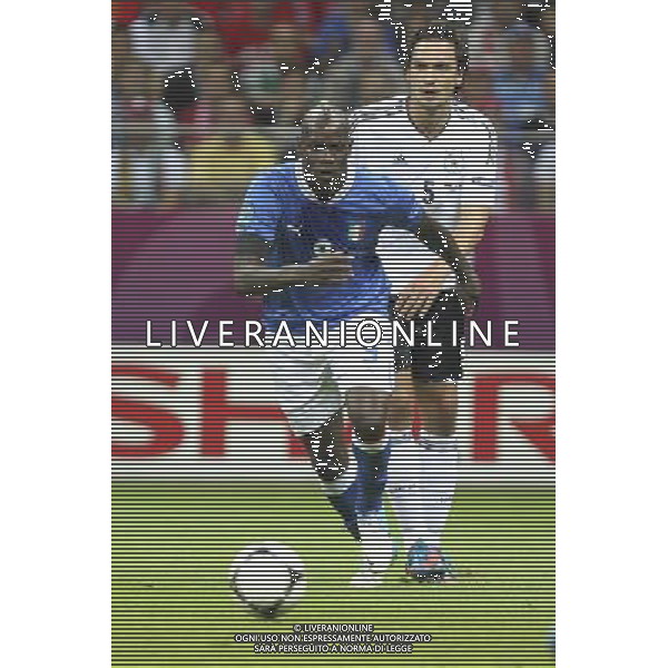 28.06.2012 WARSZAWA - STADION NARODOWY ( WARSAW POLAND NATIONAL STADIUM) PILKA NOZNA (FOOTBALL ) MISTRZOSTWA EUROPY W PILCE NOZNEJ UEFA EURO 2012 ( EUROPEAN CHAMPIONSHIPS UEFA EURO 2012 ) POLFINAL (SEMIFINAL) MECZ NIEMCY - WLOCHY ( GAME GERMANY - ITALY) NZ MARIO BALOTELLI ( L) MATS HUMMELS ( P) FOTO KATARZYNA PLEWCZYNSKA/CYFRASPORT --- Newspix.pl EUROPEI 2012 GERMANIA ITALIA AG ALDO LIVERANI SAS - ITALY ONLY - *** Local Caption *** www.newspix.pl mail us: info@newspix.pl call us: 0048 022 23 22 222 --- Polish Picture Agency by Ringier Axel Springer Poland