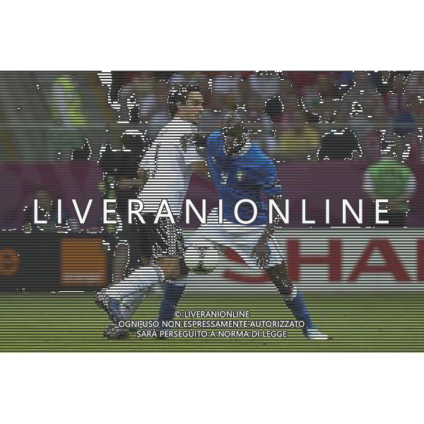 28.06.2012 WARSZAWA - STADION NARODOWY ( WARSAW POLAND NATIONAL STADIUM) PILKA NOZNA (FOOTBALL ) MISTRZOSTWA EUROPY W PILCE NOZNEJ UEFA EURO 2012 ( EUROPEAN CHAMPIONSHIPS UEFA EURO 2012 ) POLFINAL (SEMIFINAL) MECZ NIEMCY - WLOCHY ( GAME GERMANY - ITALY) NZ MATS HUMMELS ( L) MARIO BALOTELLI ( P) FOTO KATARZYNA PLEWCZYNSKA/CYFRASPORT --- Newspix.pl EUROPEI 2012 GERMANIA ITALIA AG ALDO LIVERANI SAS - ITALY ONLY - *** Local Caption *** www.newspix.pl mail us: info@newspix.pl call us: 0048 022 23 22 222 --- Polish Picture Agency by Ringier Axel Springer Poland