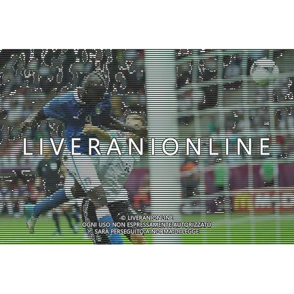 28.06.2012 WARSZAWA - STADION NARODOWY ( WARSZAWA POLAND NATIONAL STADIUM) PILKA NOZNA (FOOTBALL ) MISTRZOSTWA EUROPY W PILCE NOZNEJ UEFA EURO 2012 ( EUROPEAN CHAMPIONSHIPS UEFA EURO 2012 ) POLFINAL ( SEMI-FINALS ) MECZ NIEMCY - WLOCHY ( GAME GERMANY - ITALY ) NZ MARIO BALOTELLI (L), HOLGER BATSUBER (P) - BRAMKA, GOL, SCORES FOTO LUKASZ GROCHALA/CYFRASPORT --- Newspix.pl EUROPEI 2012 GERMANIA ITALIA AG ALDO LIVERANI SAS - ITALY ONLY - *** Local Caption *** www.newspix.pl mail us: info@newspix.pl call us: 0048 022 23 22 222 --- Polish Picture Agency by Ringier Axel Springer Poland